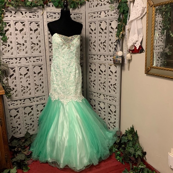 Camille La Vie Dresses & Skirts - CAMILLE LA VIE GORGEOUS LIME GREEN MERMAID LACE & TULLE FORMAL PROM DRESS